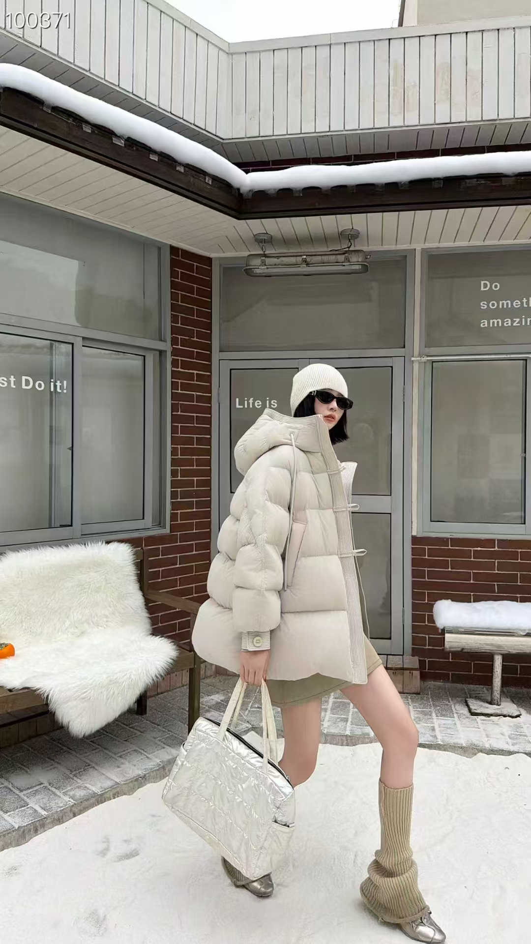 2025冬季新款小蜜蜂25018款240克95白鸭绒连帽加厚中长羽绒服女