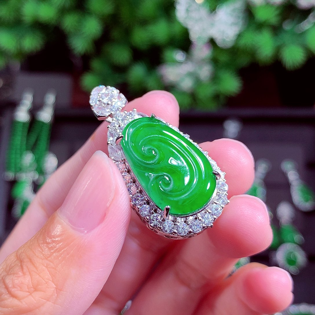颈饰未镶嵌翡翠天然