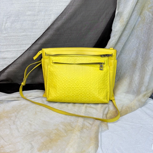 95新 LOEWE/罗意威 柠檬黄老花斜挎包