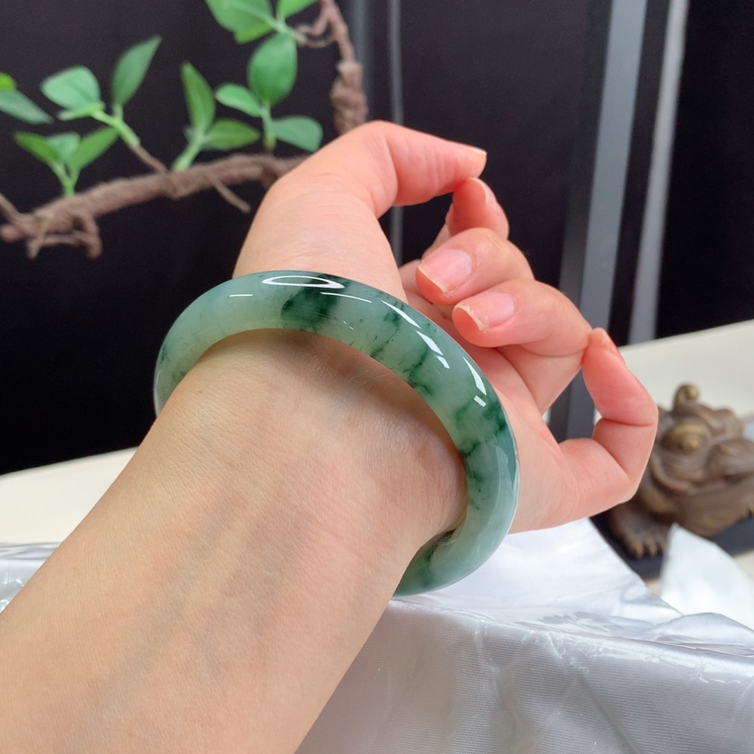 翡翠手镯未镶嵌59+满色飘花