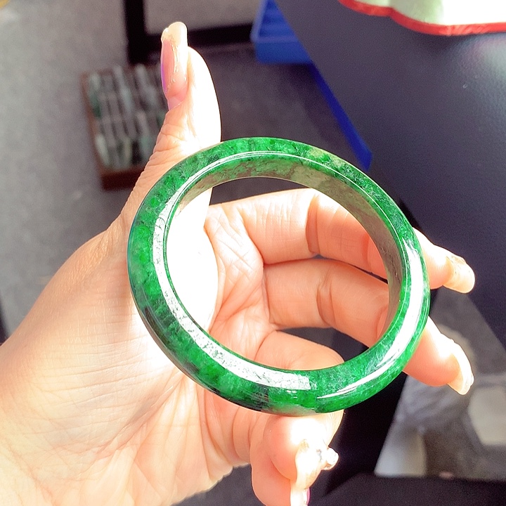 翡翠手镯未镶嵌翡翠