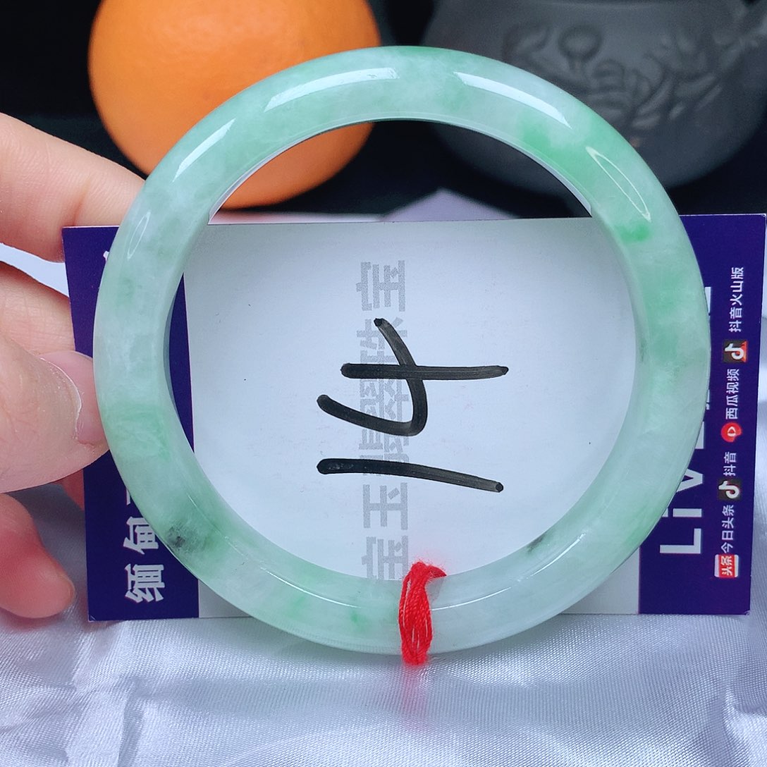 翡翠手镯未镶嵌60圈口