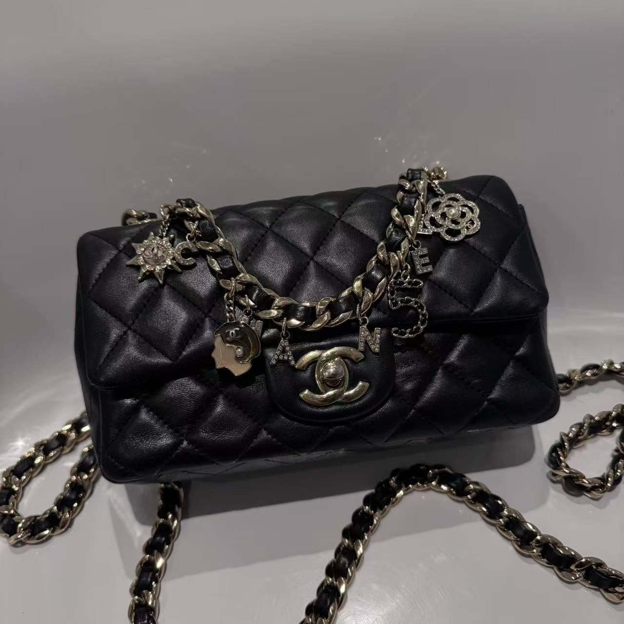 95新 Chanel/香奈儿 多多奢品/香奈儿限量勋章大mini包/98新包展