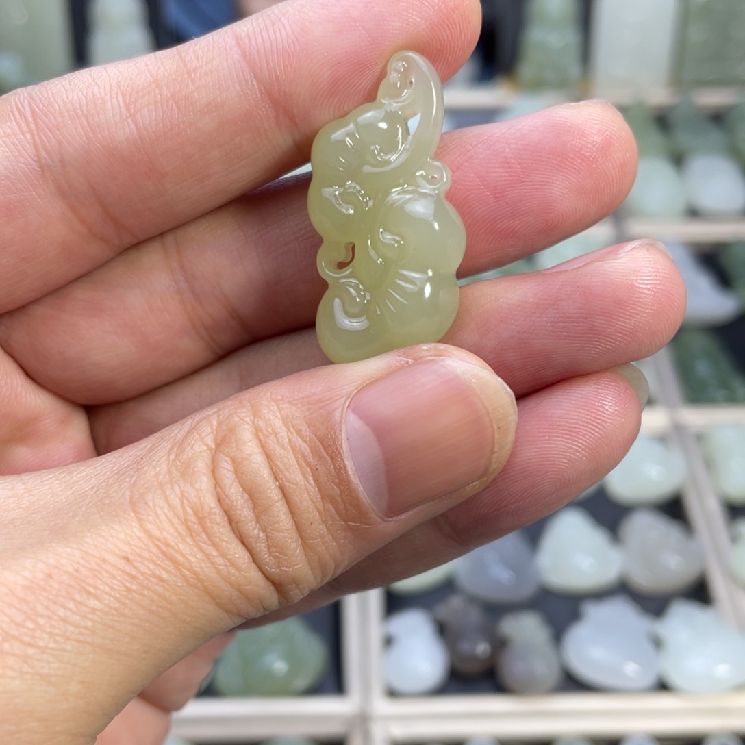 和田玉颈饰未镶嵌蜂蜜水玉如意