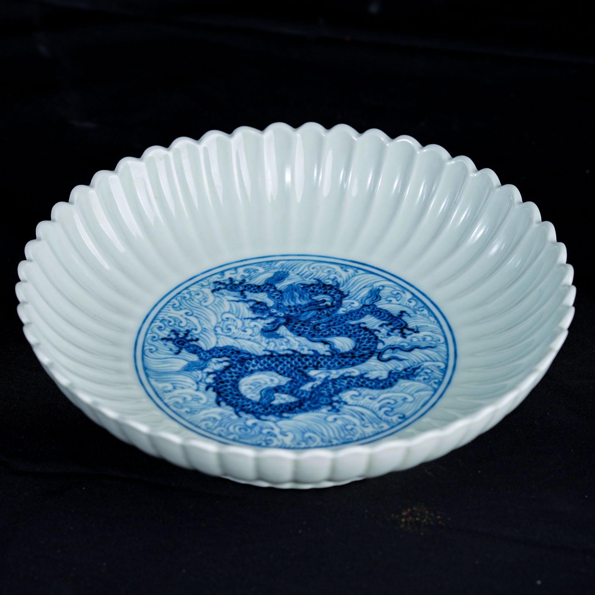 大明宣德龙纹盘瓷器