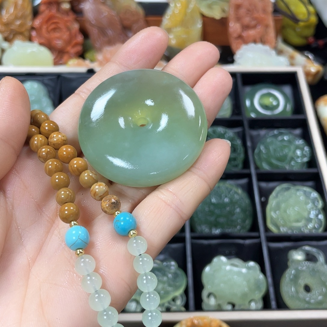 蛇纹石玉颈饰未镶嵌