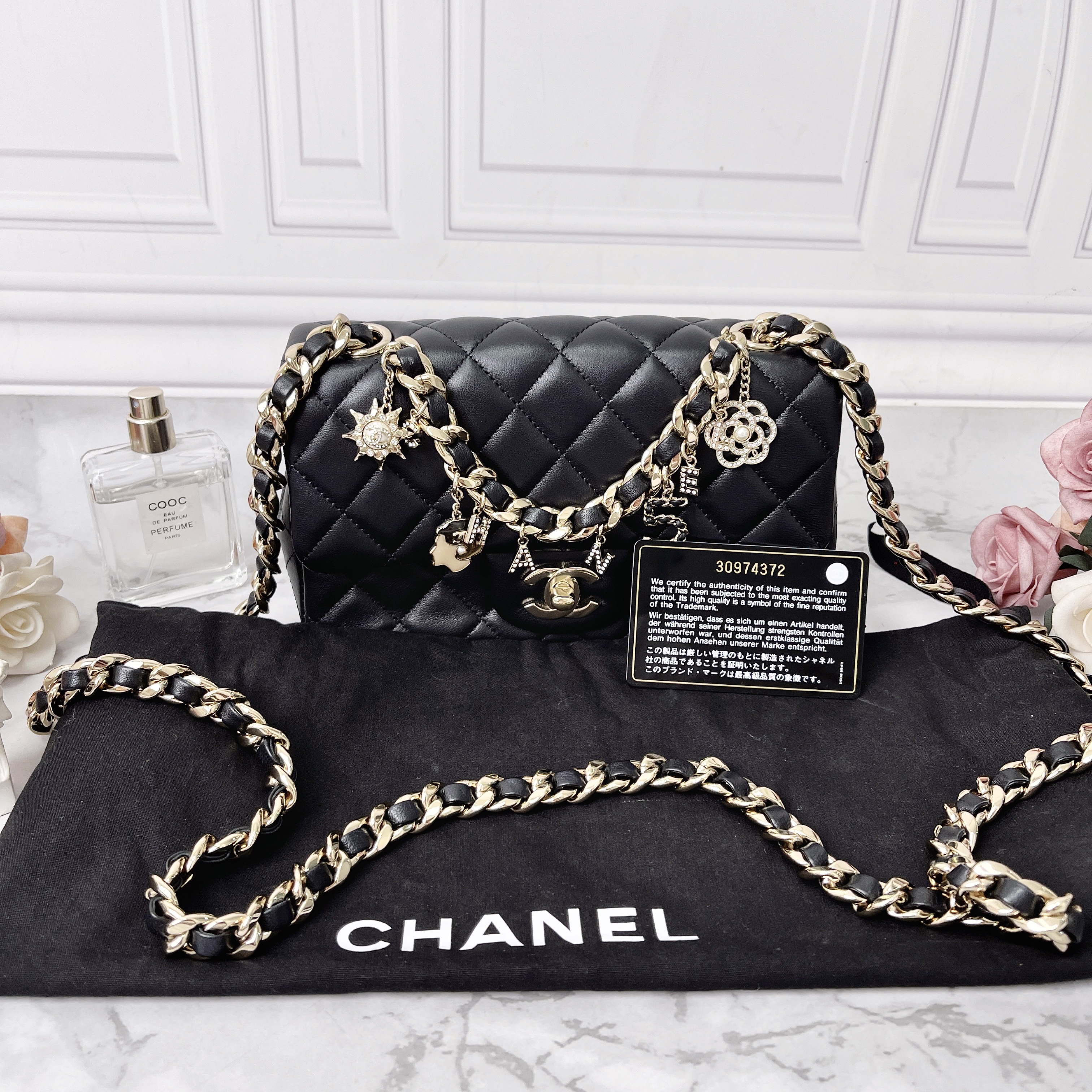 95新 Chanel/香奈儿 黑色21C限量徽章吊坠大mini单肩包