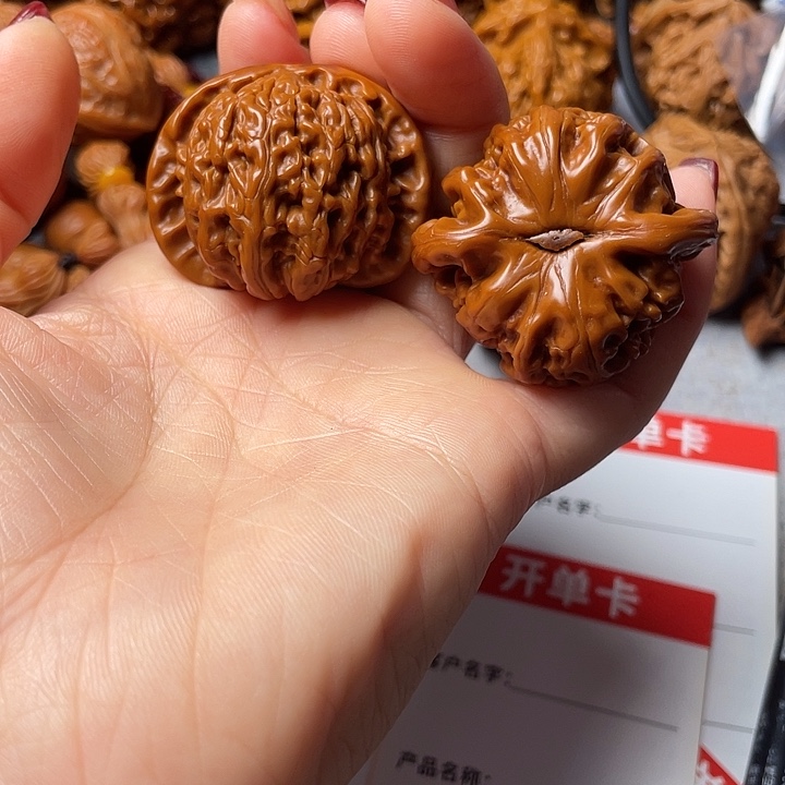 文玩核桃吊坠白狮子