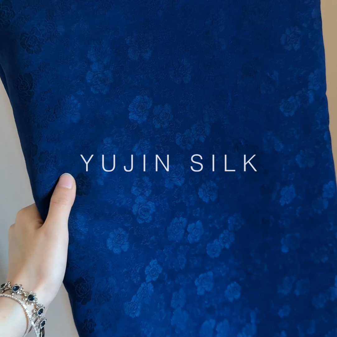 「宝石蓝」YUJIN SILK 红云纱提花缎桑蚕丝114门幅24-26姆米