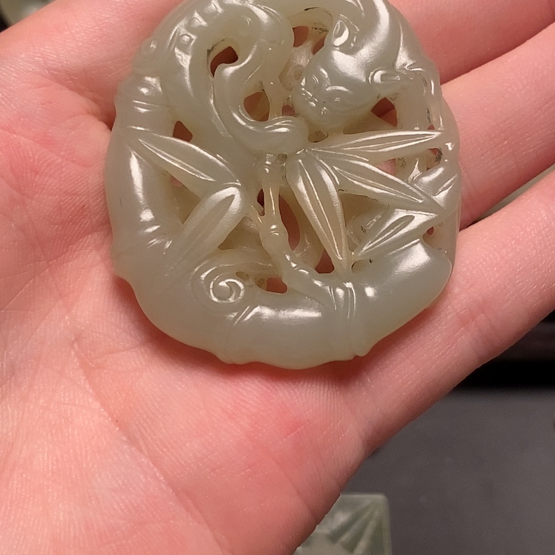 洪***士未镶嵌和田玉挂件