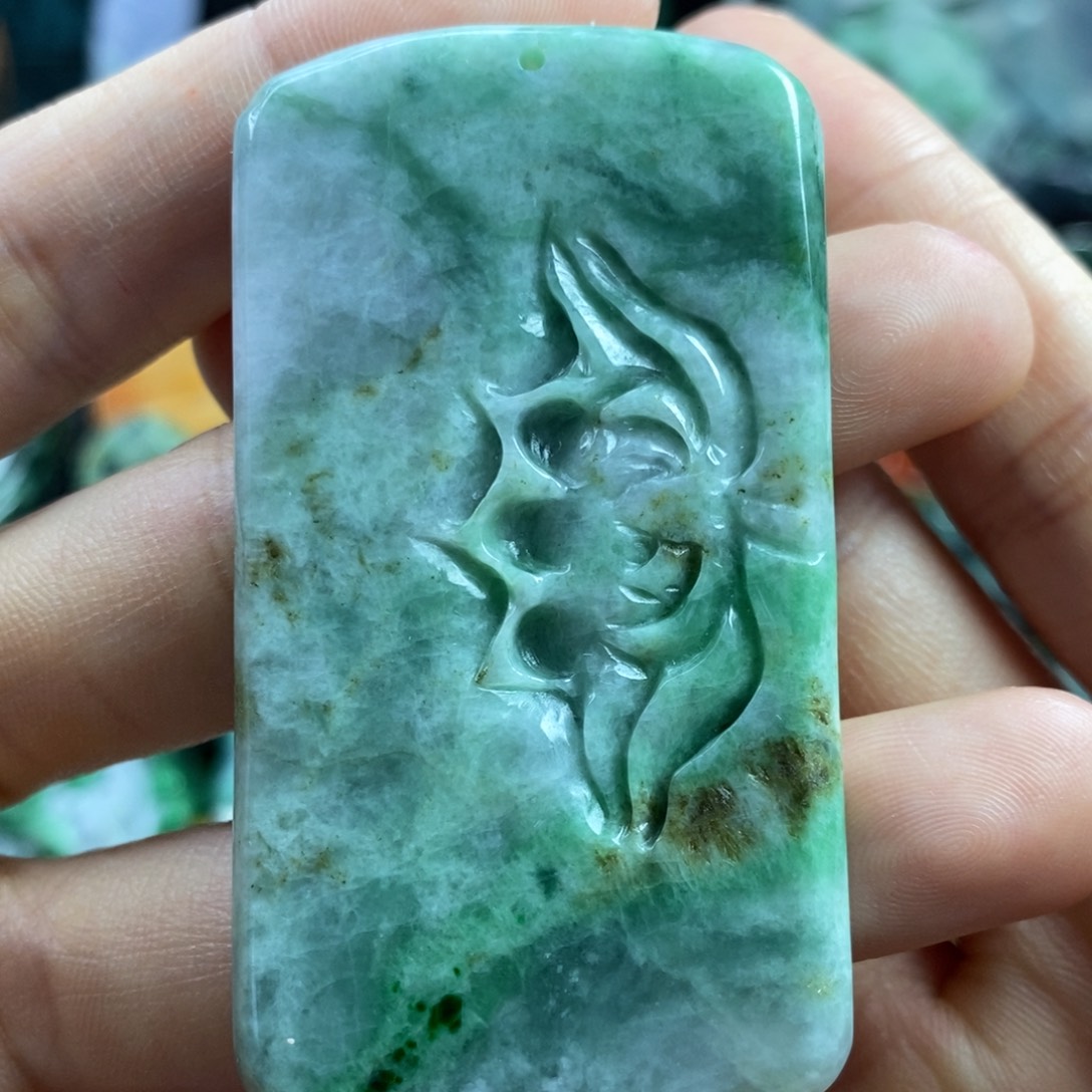 翡翠颈饰未镶嵌被****）吊坠