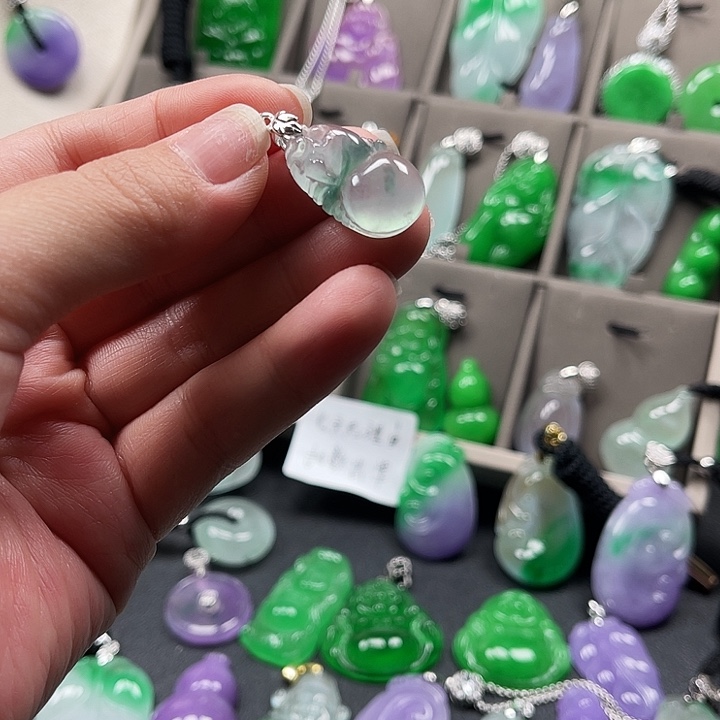 翡翠未镶嵌颈饰葫芦