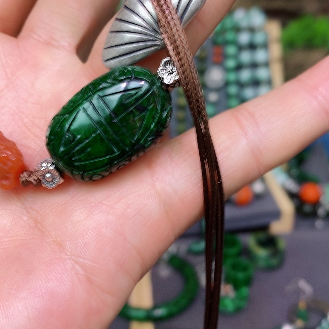 翡翠颈饰未镶嵌漂亮美眉