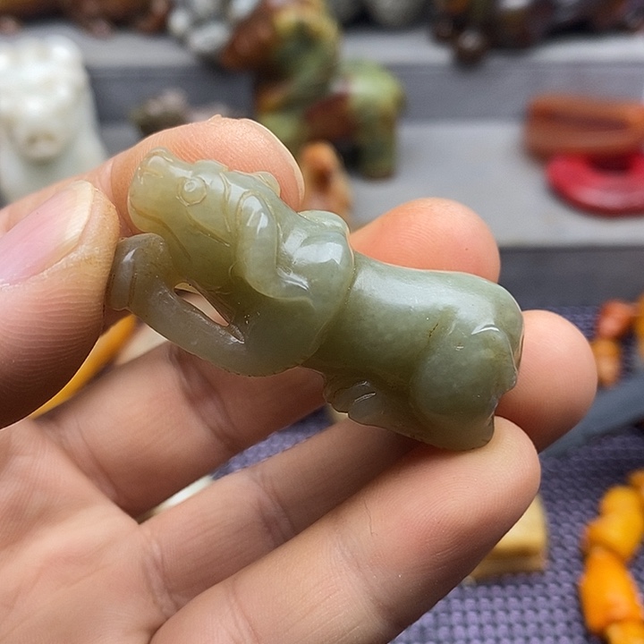 未镶嵌蛇纹石玉颈饰