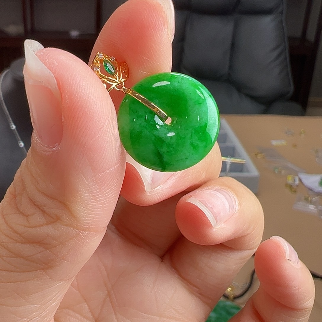 颈饰18K金镶嵌翡翠吊坠