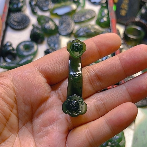 蛇纹石玉颈饰未镶嵌