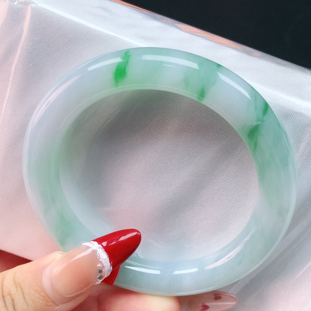 翡翠手镯未镶嵌54圈