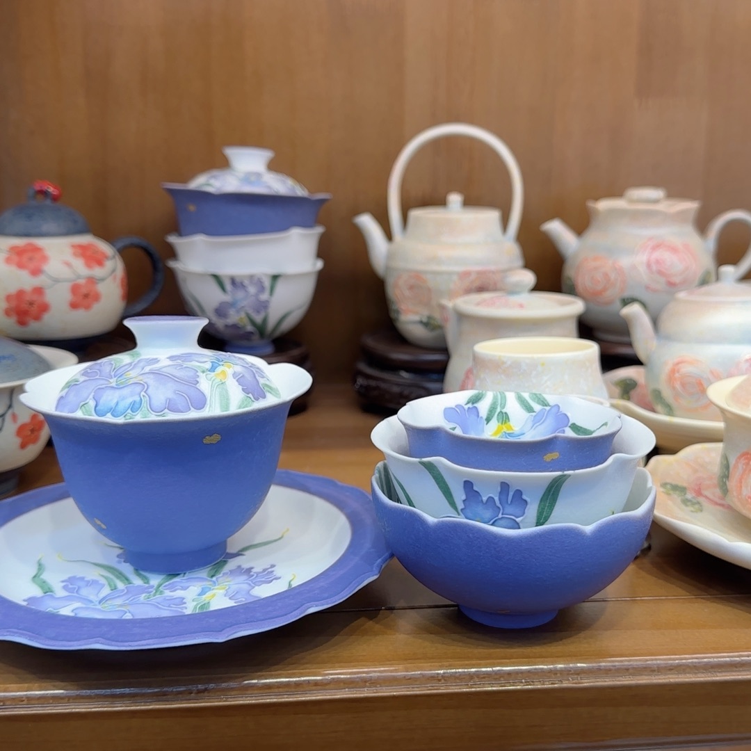 沐****一个盖碗一个壶承三个杯子