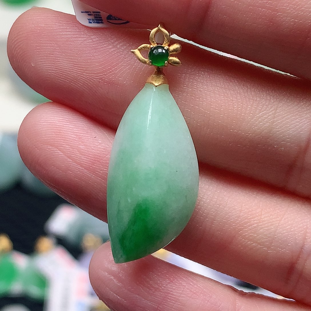 颈饰18K金镶嵌翡翠翡翠吊坠