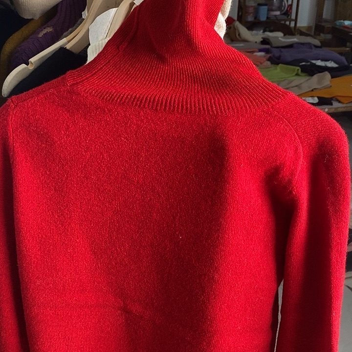 100%美丽诺200多克纯羊毛高翻领颜色随机