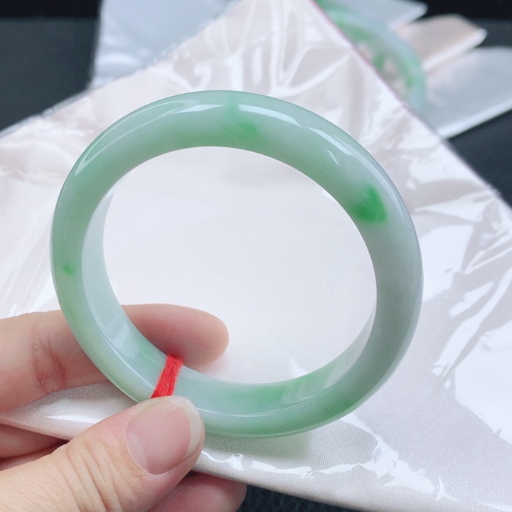 翡翠未镶嵌手镯56+飘阳绿翡翠手镯