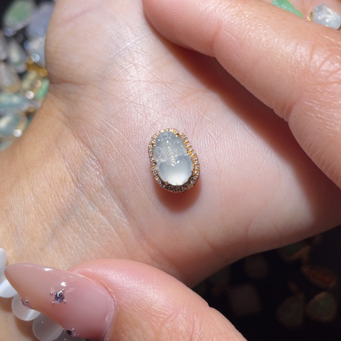 【闪购商品】翡翠吊坠(不含链)18K金镶嵌丹****?