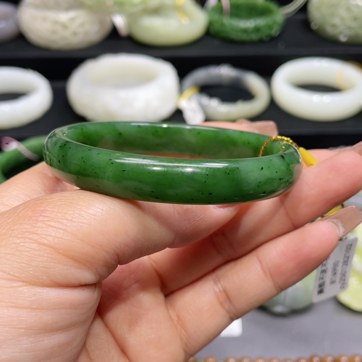 和田玉手镯58圈口。编号2未镶嵌