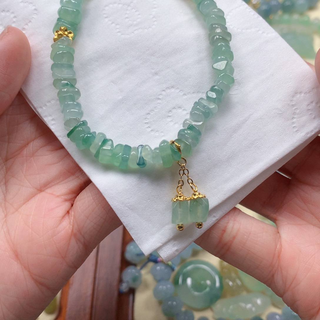 翡翠未镶嵌颈饰是