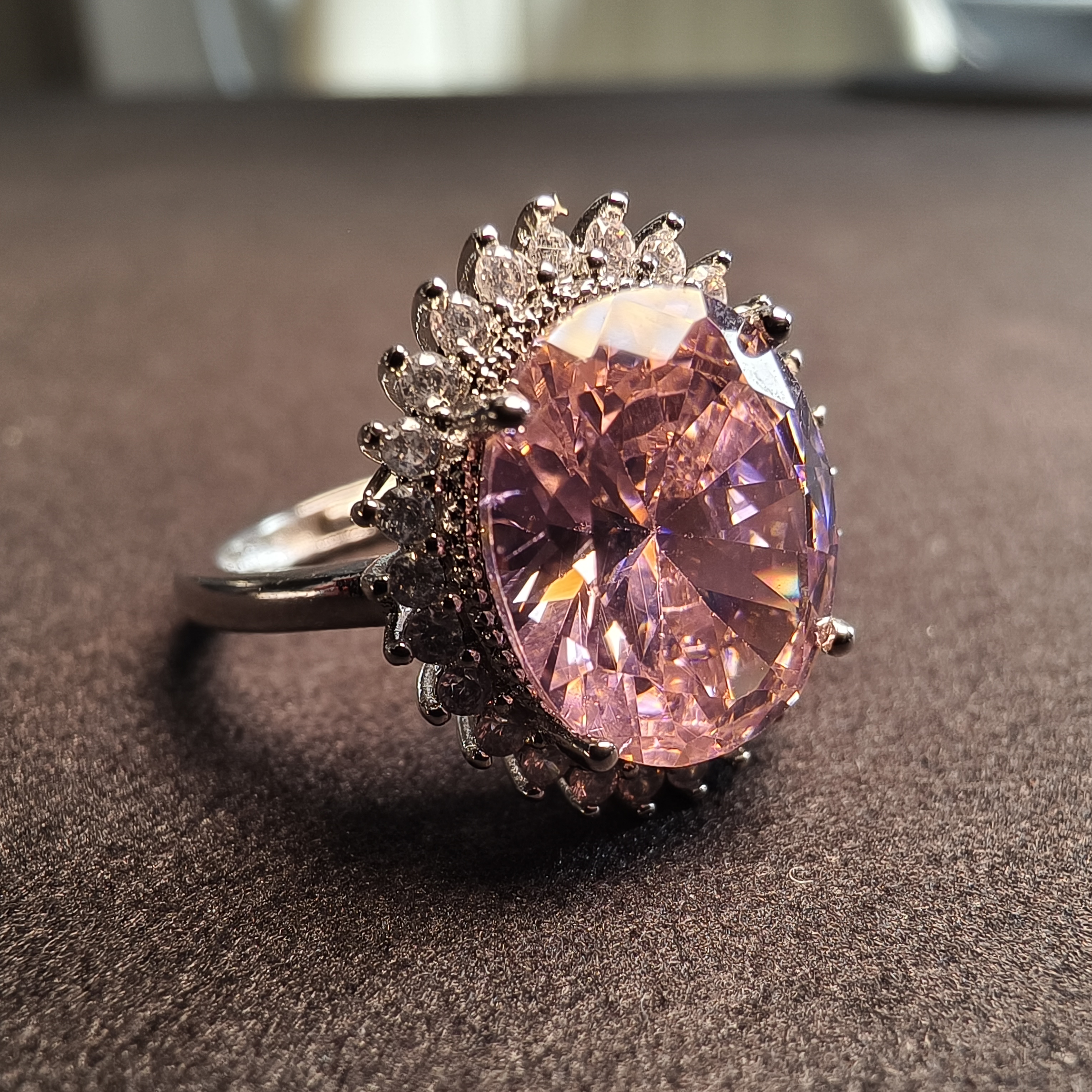 活口粉色鸽子蛋镶嵌戒指016