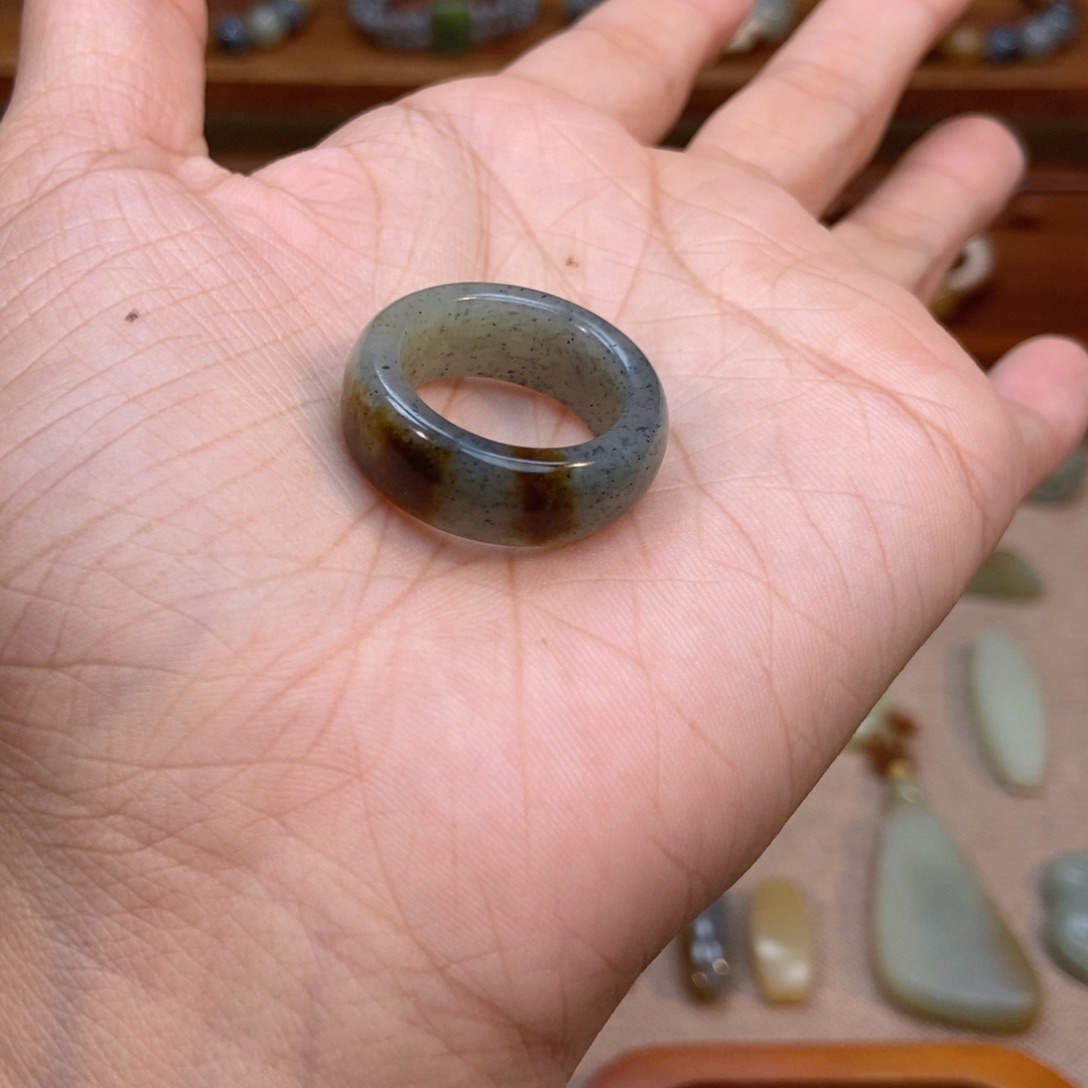 糯***虫和田玉未镶嵌戒指