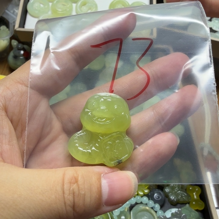 透闪石-蛇纹石玉吊坠未镶嵌