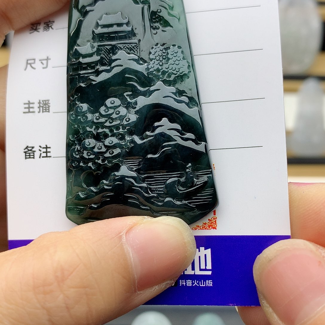 翡翠未镶嵌颈饰山水