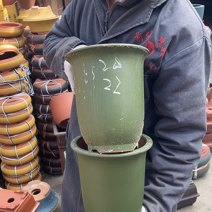 紫砂紫砂花盆和一件红衣服