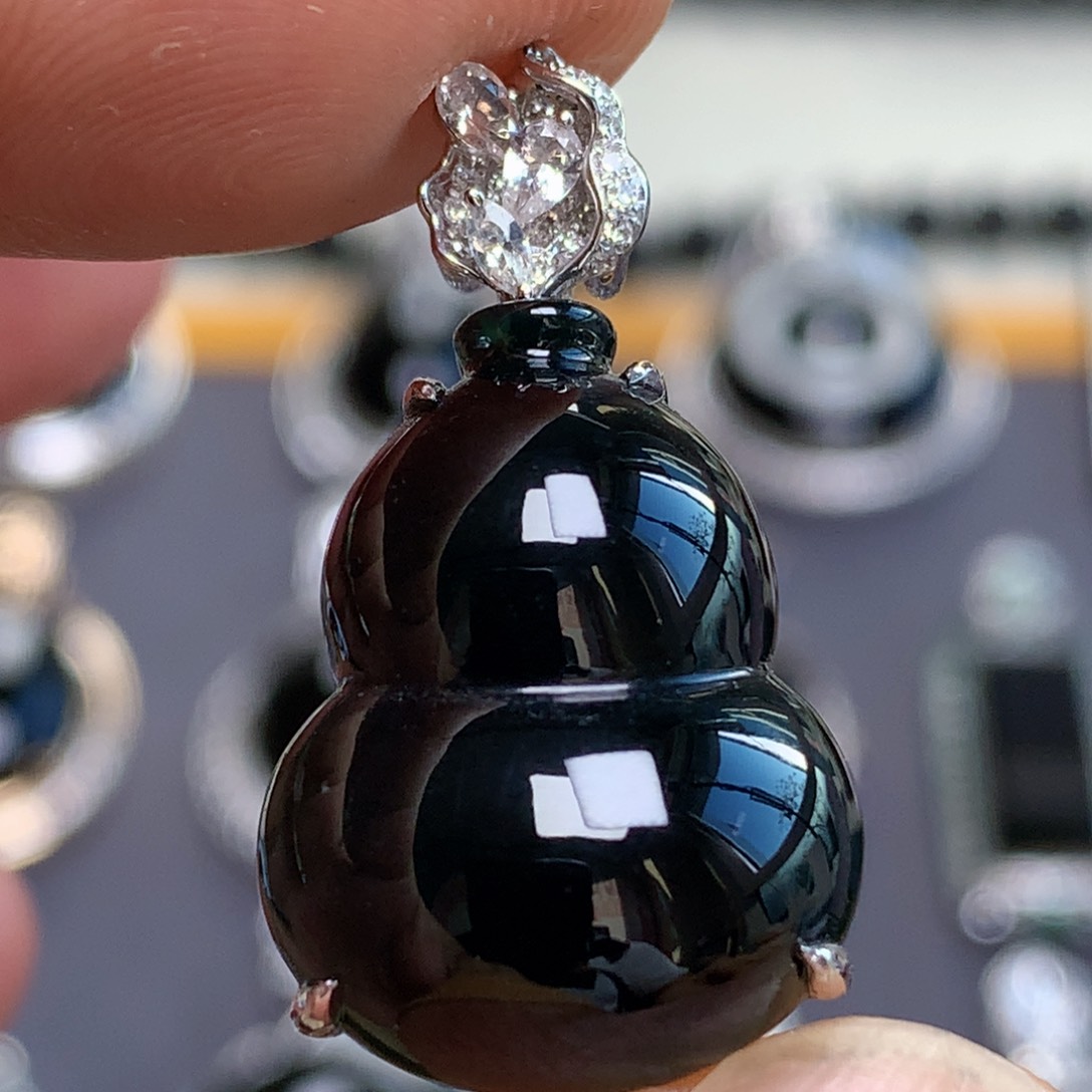 颈饰18K金镶嵌翡翠墨翠葫芦