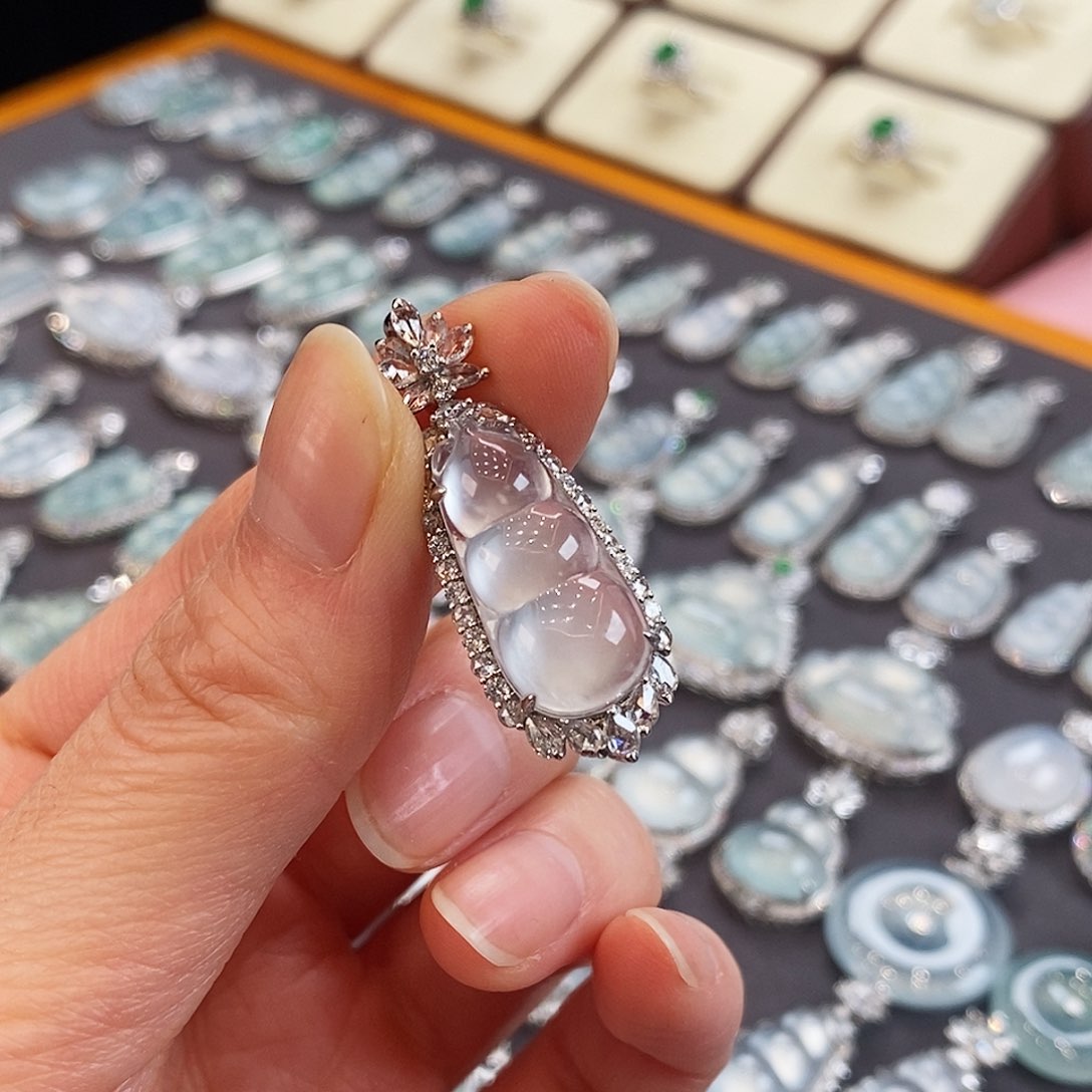 翡翠颈饰18K金镶嵌天然缅甸翡翠吊坠福豆