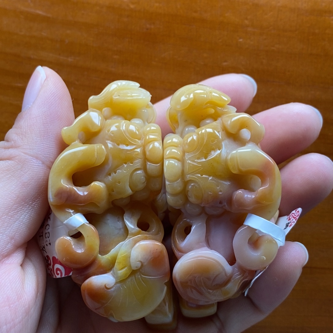 石英质玉（黄龙玉）未镶嵌颈饰