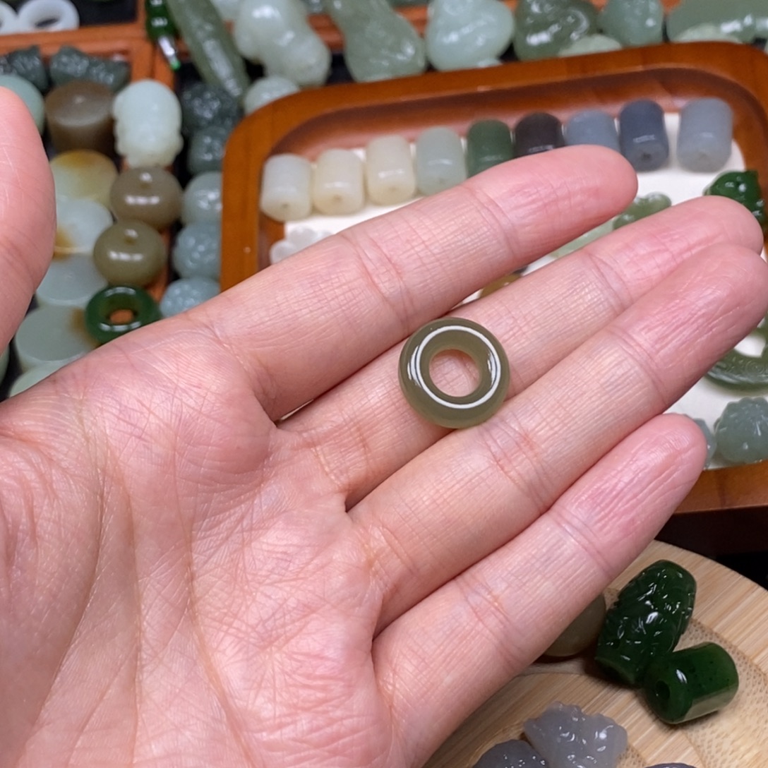 山***海和田玉未镶嵌颈饰