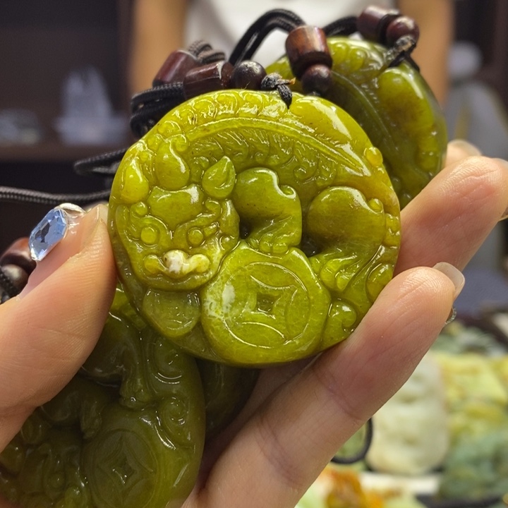 蛇纹石玉未镶嵌颈饰多样性发其一