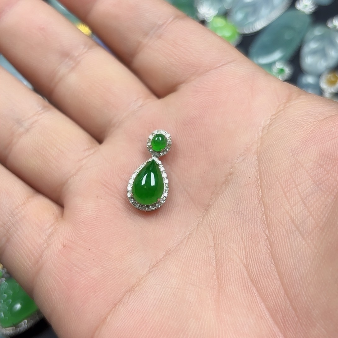 翡翠颈饰18K金镶嵌小***?天然缅甸A货翡翠