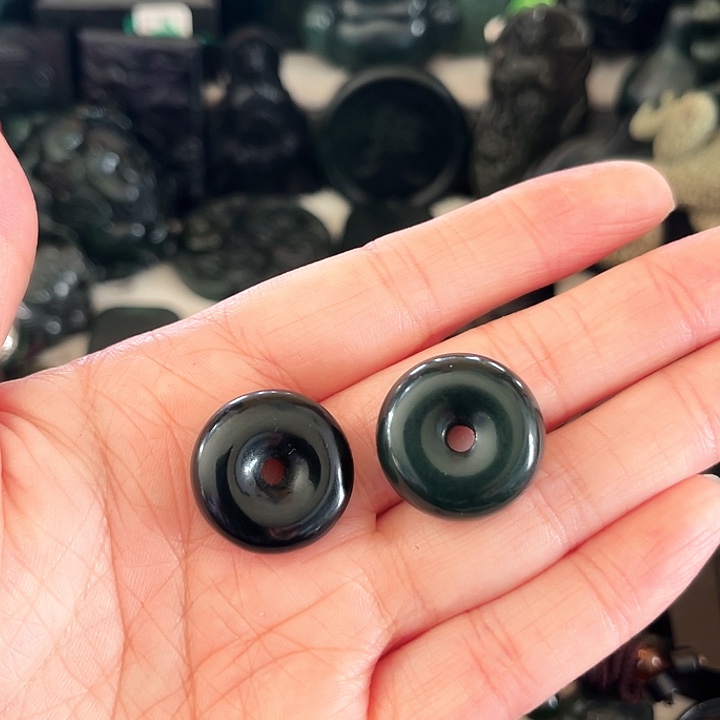 乐***刘蛇纹石玉未镶嵌颈饰