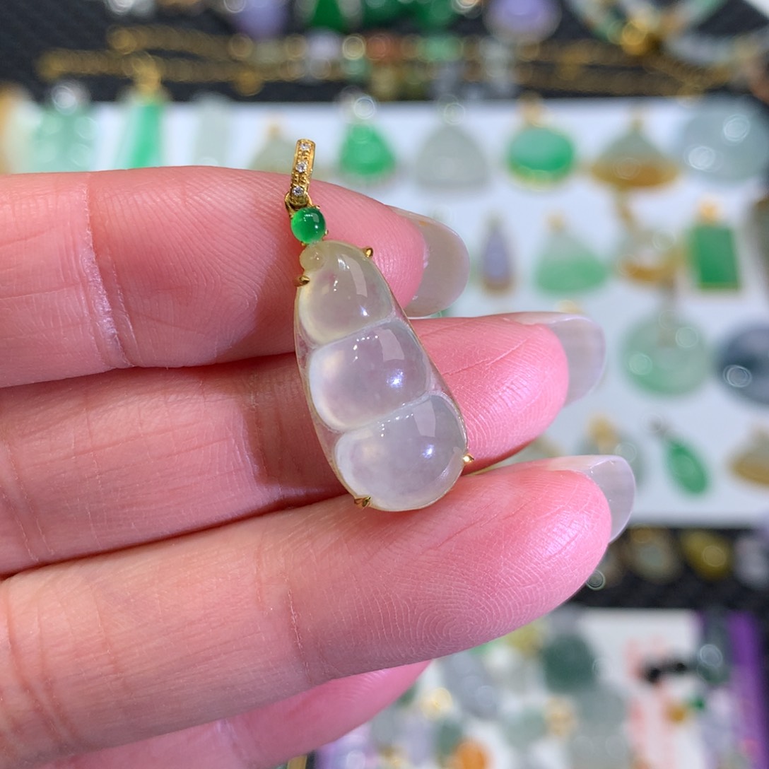 翡翠颈饰18K金镶嵌翡翠吊坠的未镶嵌