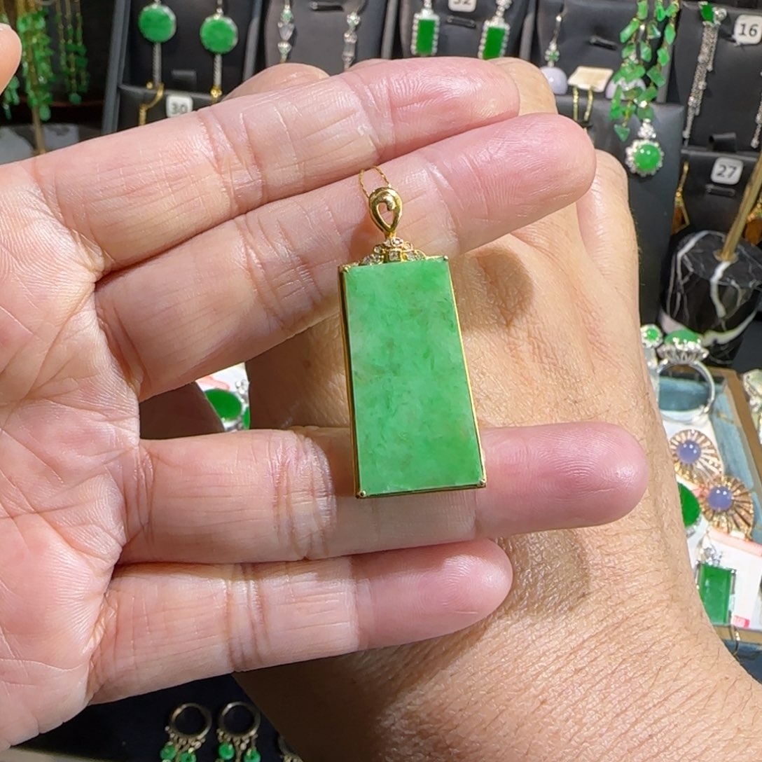 翡翠18K金镶嵌颈饰吊坠