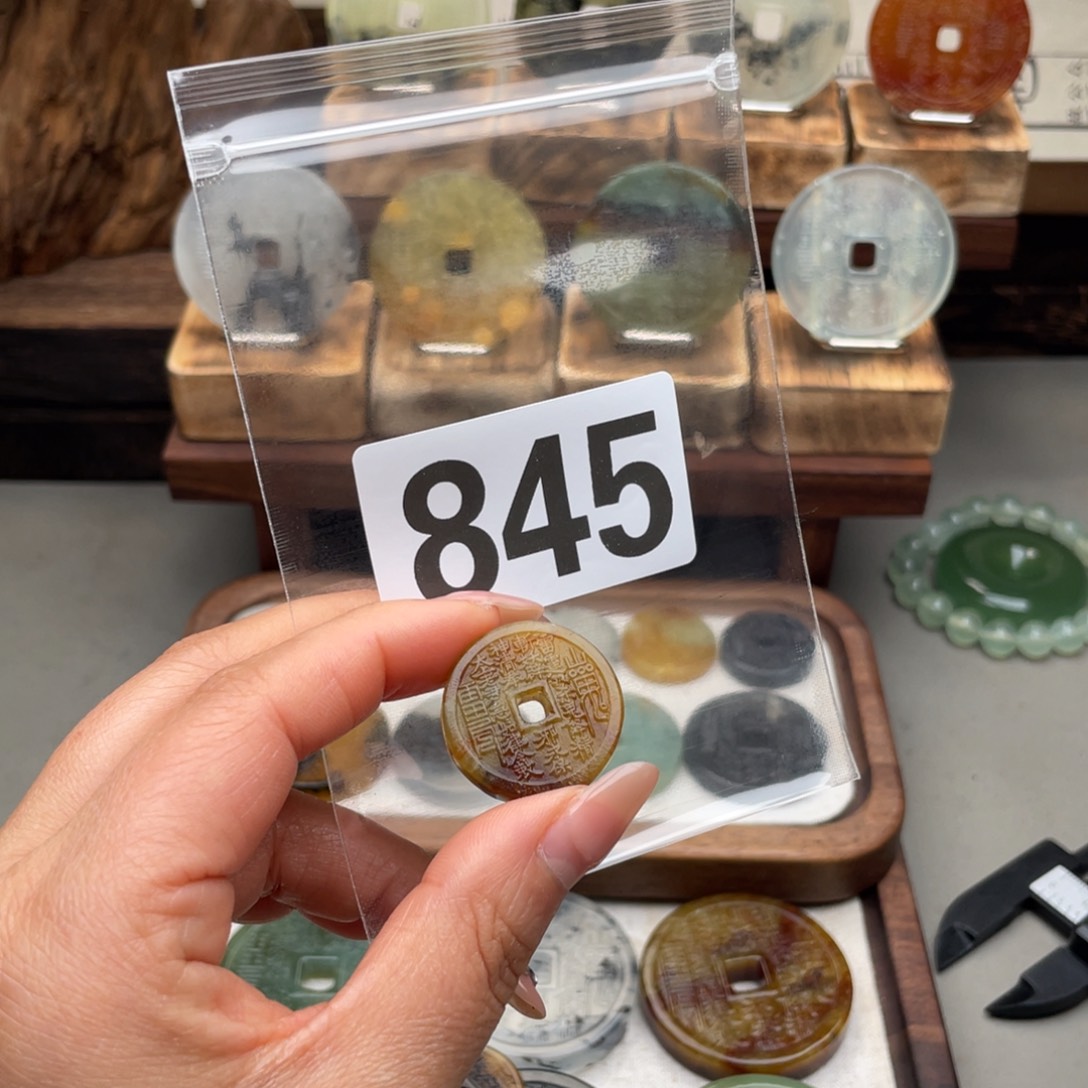 悄***的蛇纹石玉未镶嵌颈饰