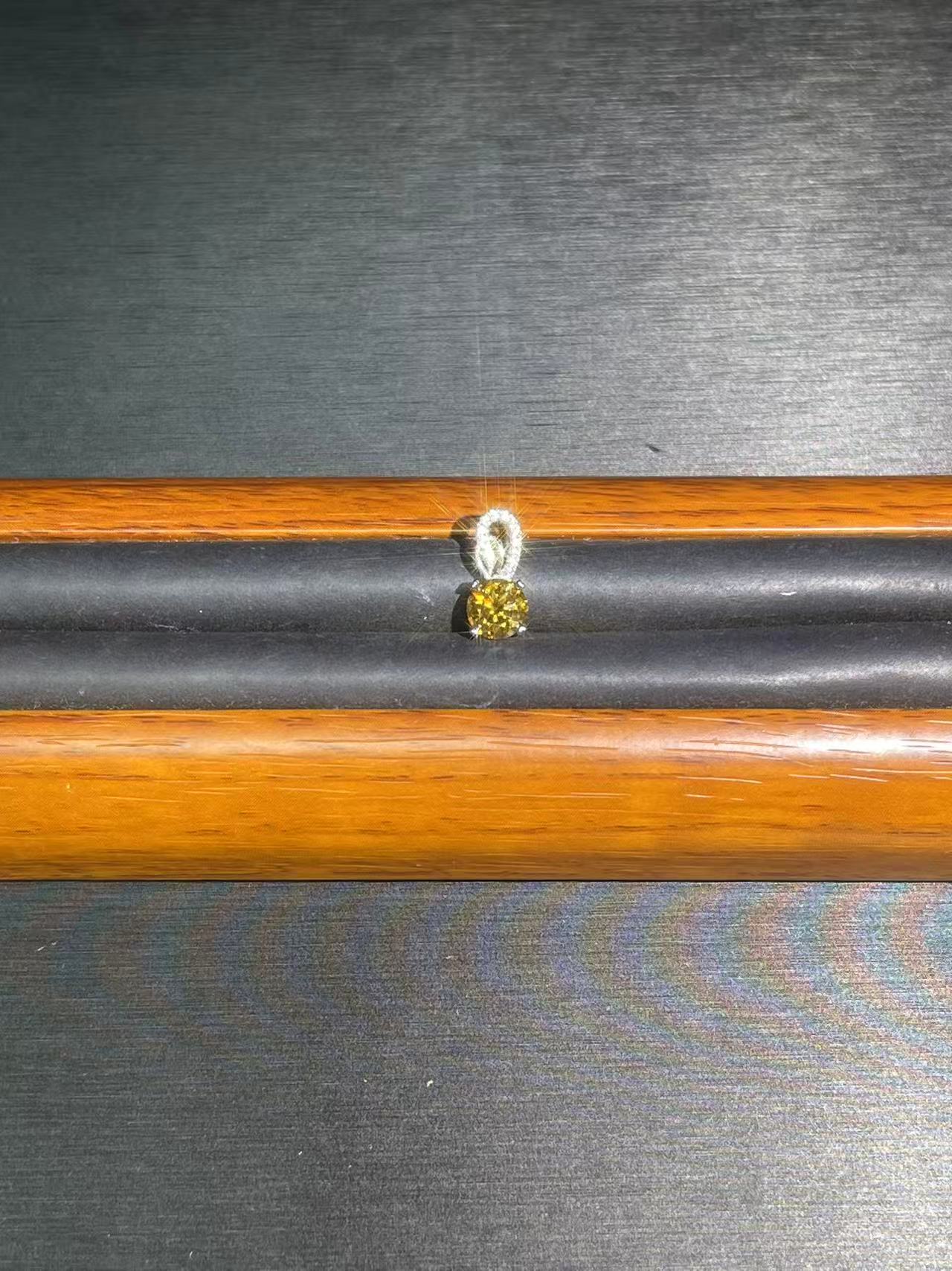 d968白色四爪吊坠多样性发货