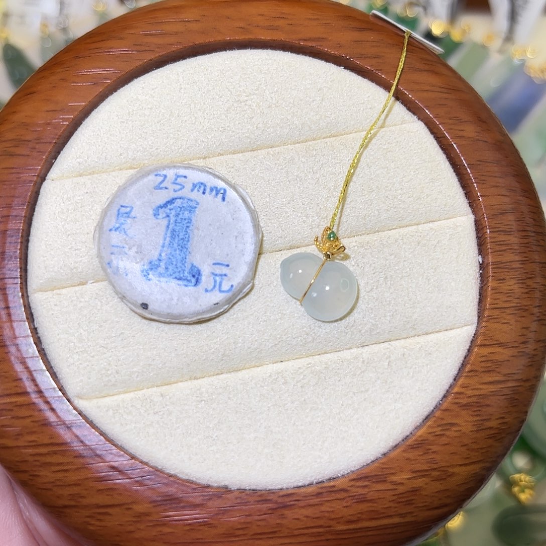 来***财翡翠18K金镶嵌颈饰葫芦