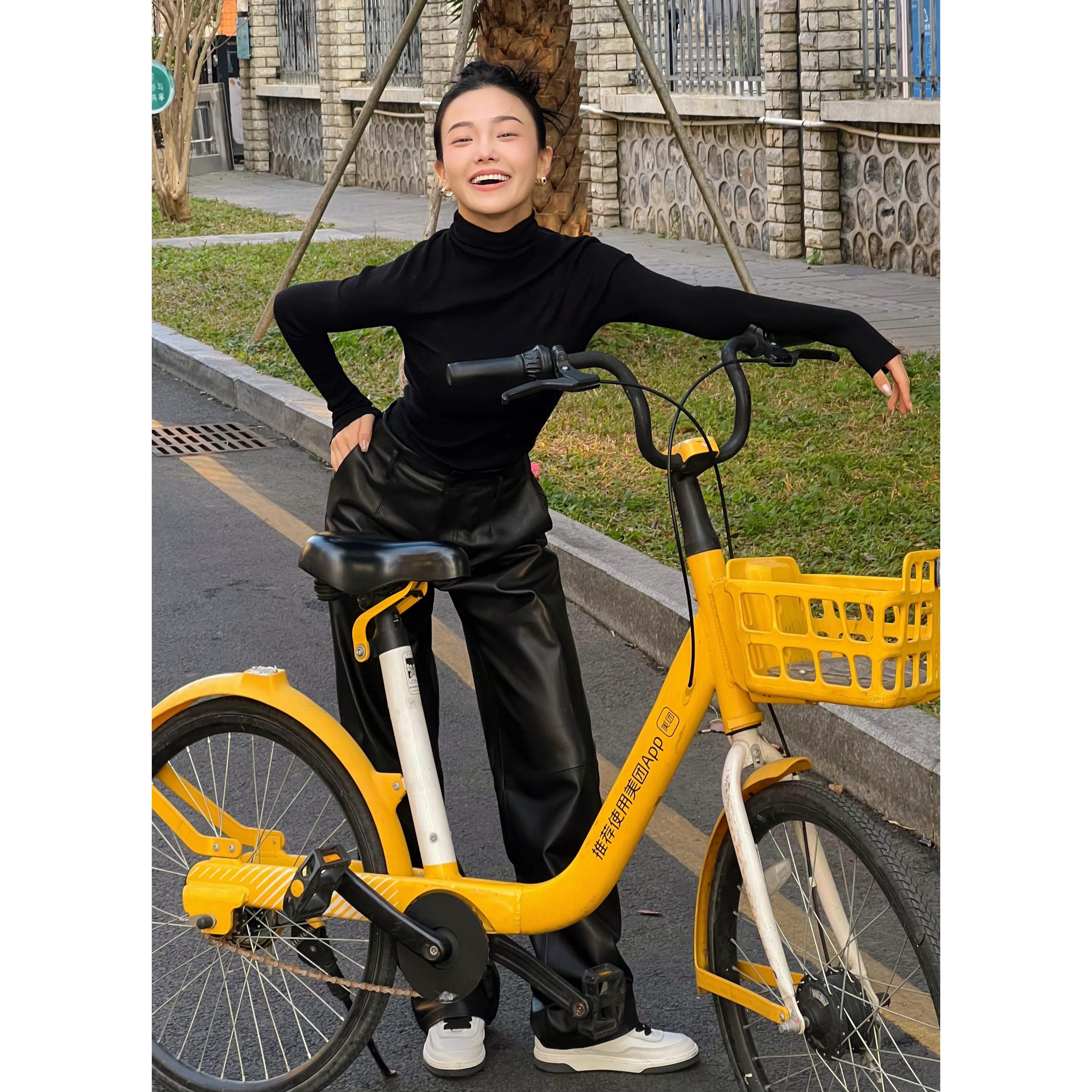 时尚百搭阔腿皮裤25A0322