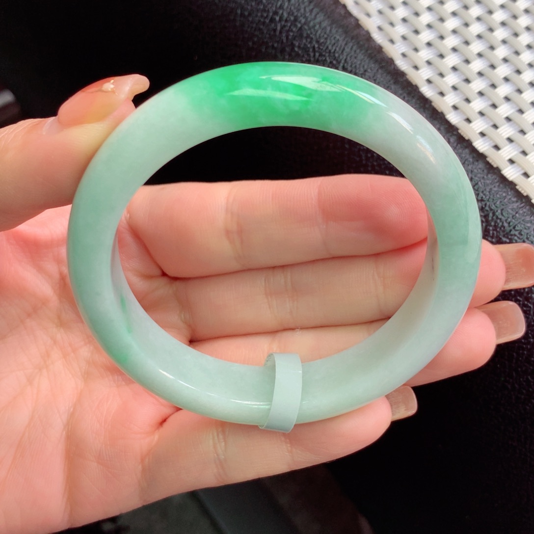 翡翠手镯未镶嵌翡翠