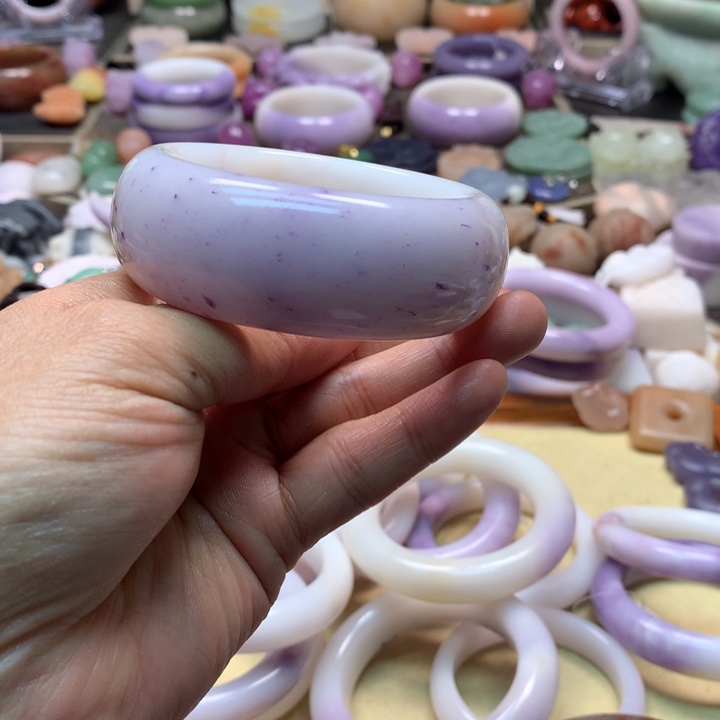 :***子石英岩玉未镶嵌紫白56轮胎，有黄