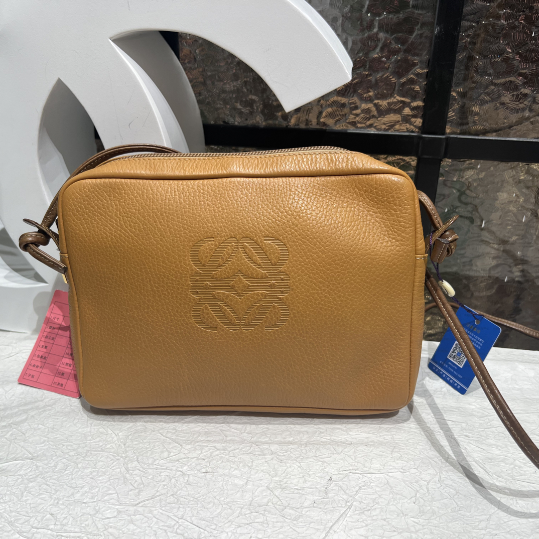 95新 LOEWE/罗意威 罗意威浅棕斜挎包25080120-02