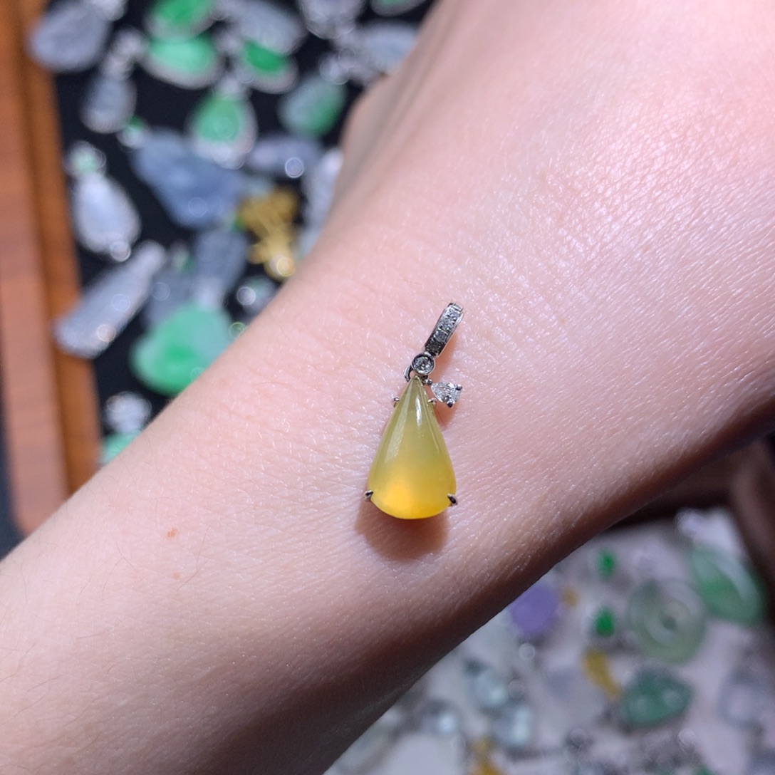 翡翠18K金镶嵌颈饰柠檬黄水滴滴流